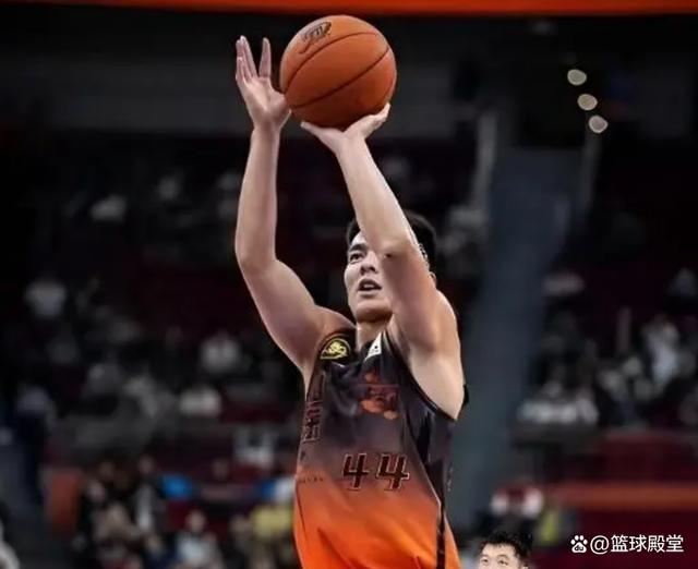 国际比赛日山东男篮备战NBA常规赛；状态回暖细节曝光；更衣室稳定；轮换策略成焦点的简单介绍